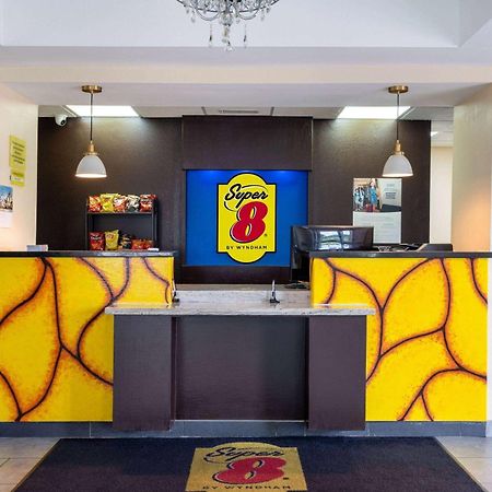 Super 8 By Wyndham Salisbury Hotell Exteriör bild
