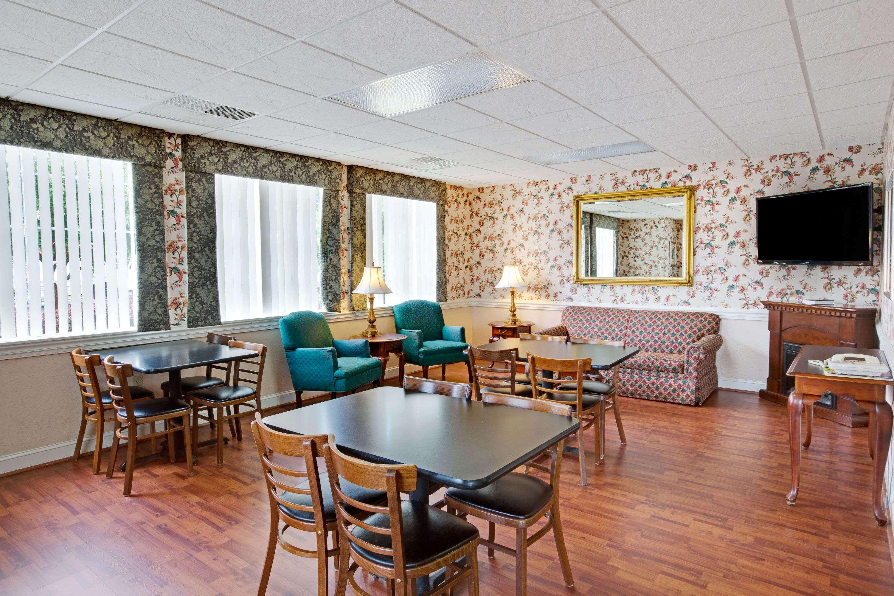 Super 8 By Wyndham Salisbury Hotell Exteriör bild