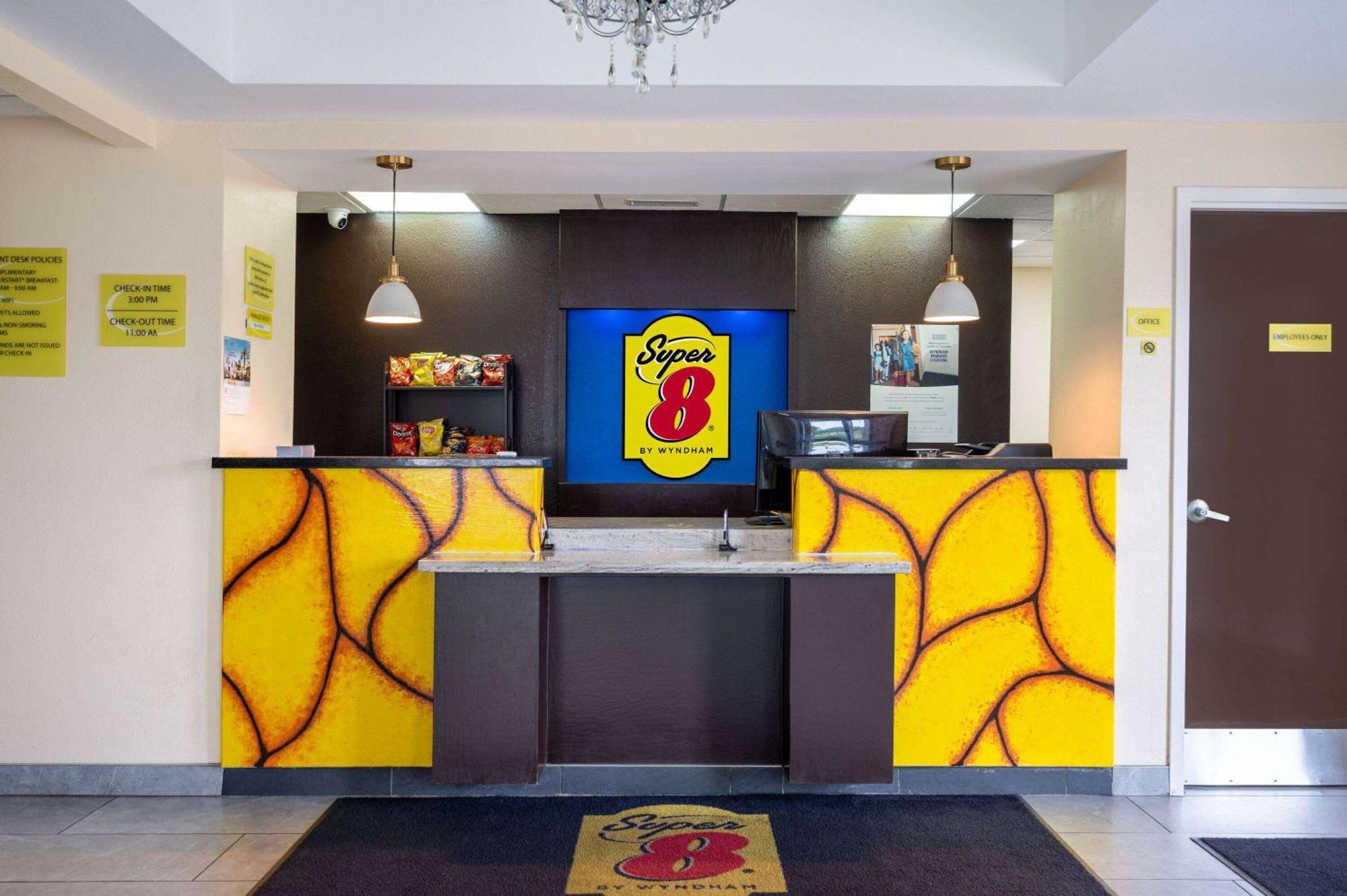 Super 8 By Wyndham Salisbury Hotell Exteriör bild