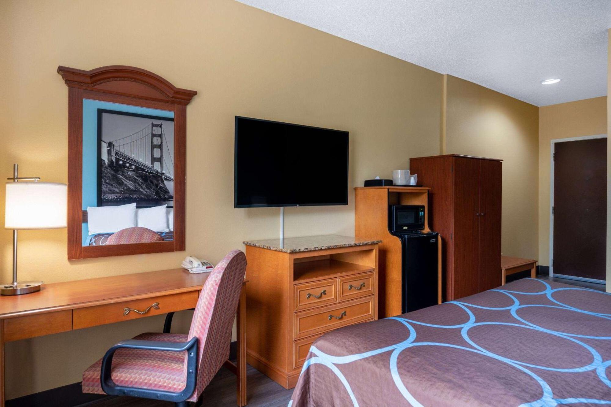 Super 8 By Wyndham Salisbury Hotell Exteriör bild