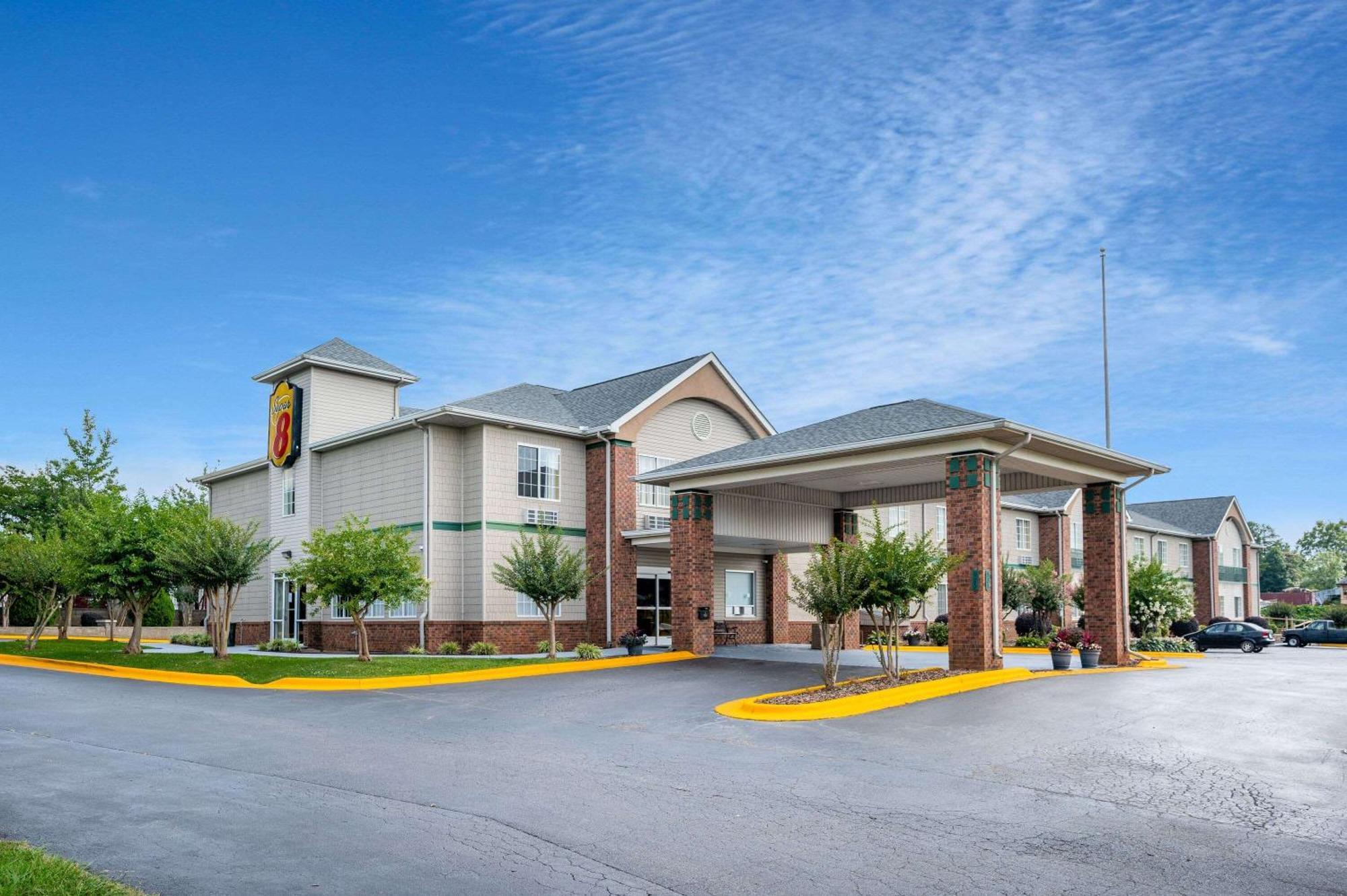 Super 8 By Wyndham Salisbury Hotell Exteriör bild